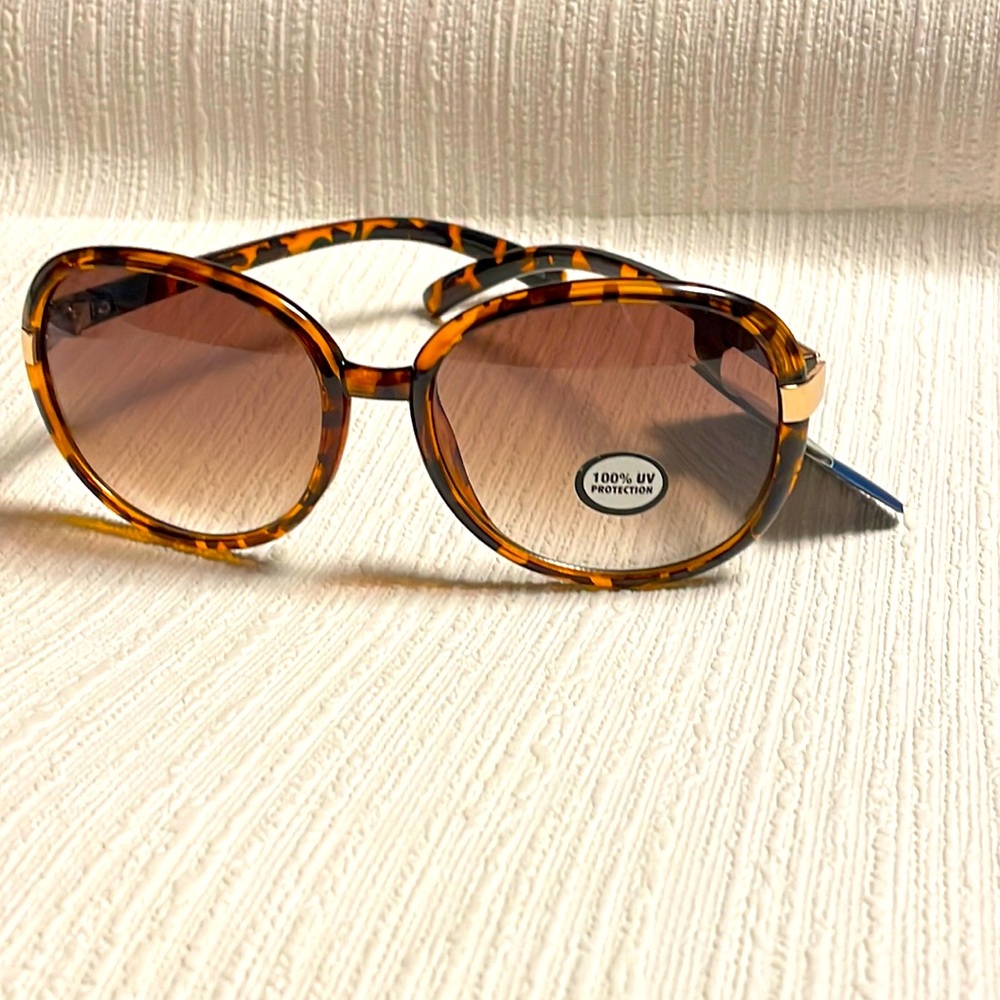 Falls Creek Oversized Tortoiseshell Frame Sunglasses with Gold Hardware